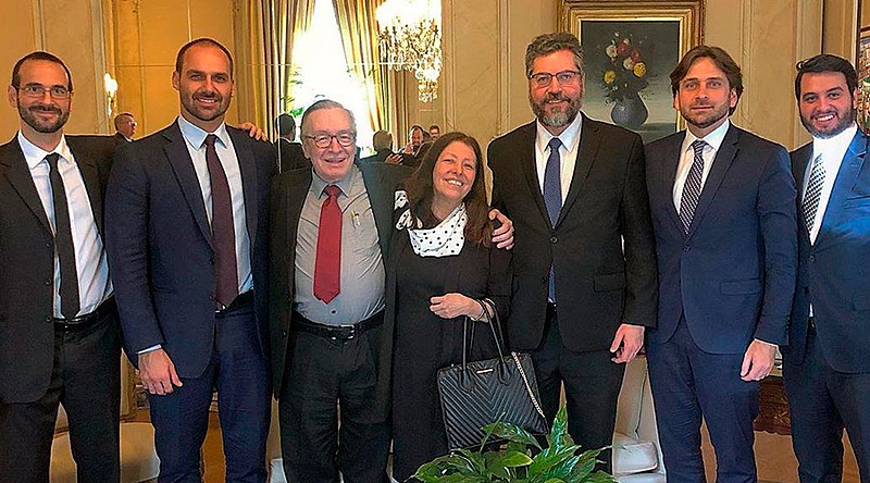 Em várias ocasiões, Ernesto Araújo e os filhos do presidente Bolsonaro apareceram em reuniões com o escritor Olavo de Carvalho / Revista Fórum