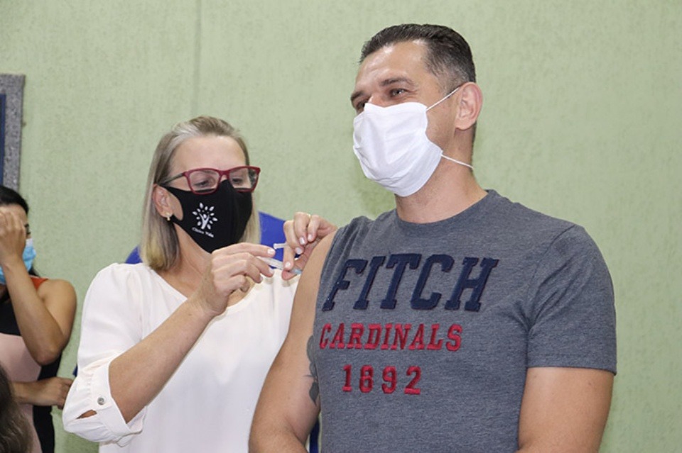 Registro fotográfico do momento em que o médico Jeferson Baggio toma a primeira dose da vacina contra a Covid-19 / Foto: Decom