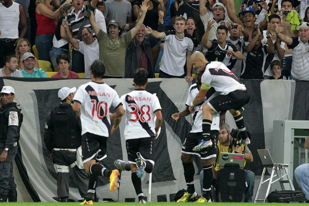  No entanto, aproveitando a superioridade de dois homens a mais em campo (Digão também foi expulso), Tenório também marcou de cabeça e selou a vitória (foto: Clayton de Souza/Estadão)