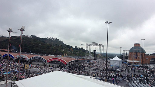 Papa Francisco chega a Aparecida sob chuva fina