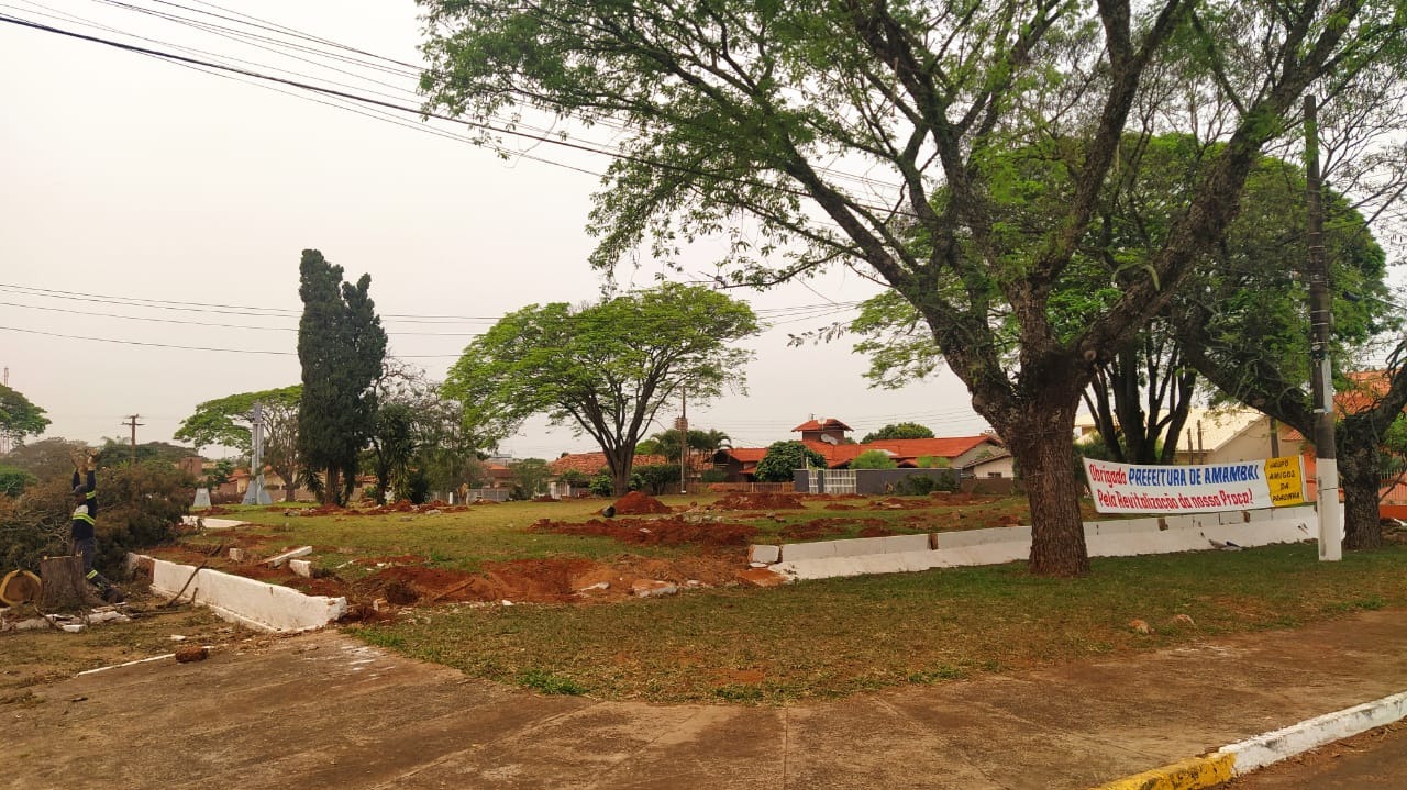 A praça está sendo preparada para que seja iniciada a obra de revitalização / Foto: Moreira Produções