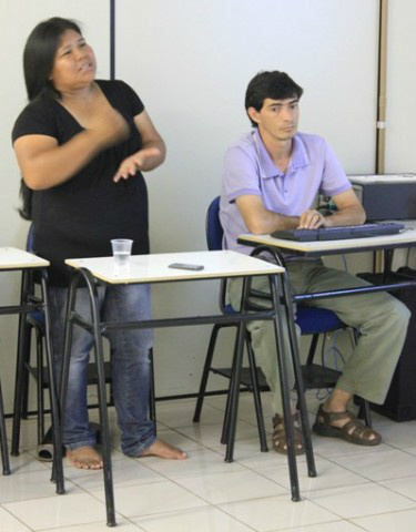 Elda durante defesa de sua tese  “Educação escolar indígena e os processos próprios de aprendizagem: espaço de inter-relação de conhecimentos na infância Guarani/Kaiowá, antes da escola, na Comunidade Indígena de Amambai – MS”.