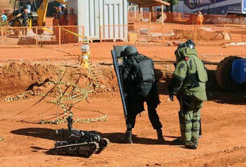 Militares fazem treinamento antibomba próximo ao Estádio Mané Garrincha, em Brasília