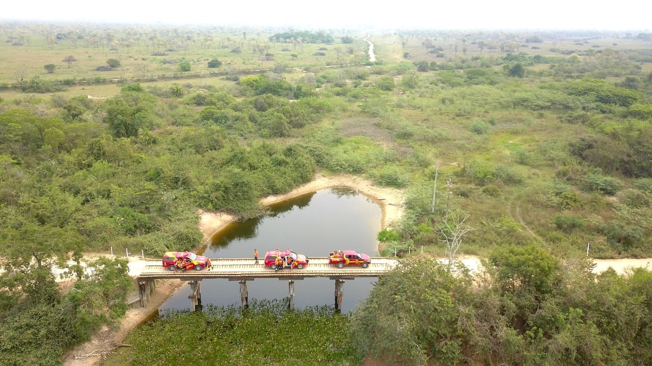 Vinte e cinco bombeiros de MS e PR e brigadistas do PrevFogo monitoram diariamente a região da Estrada-Parque, Pantanal da Nhecolândia.