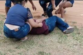 Um dos homens sendo socorrido pelos moradores. (Foto: Amambay Vision) 