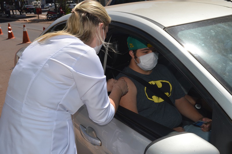 Sandro foi uma das pessoas que foram vacinadas no Drive Thru desta quinta-feira (1º) / Foto: Moreira Produções