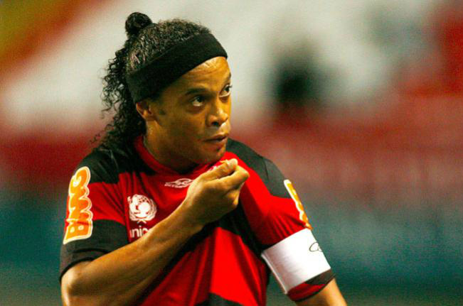 Ronaldinho marca, é expulso e Fla derrota Flu por 2 a 0