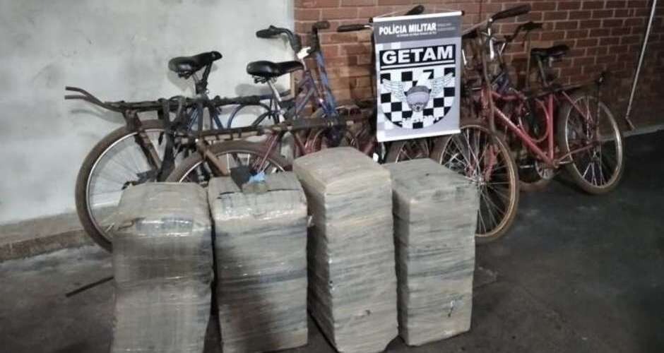 Quatro fardos de maconha estavam sendo transportados em bicicletas. (Foto: Divulgação/Polícia Militar)