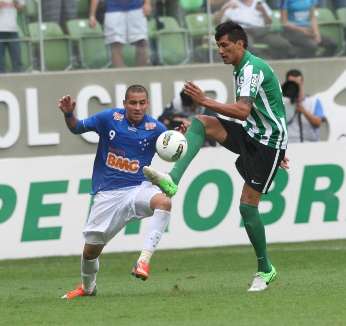 Cruzeiro vence Coritiba e garante vaga em 2013