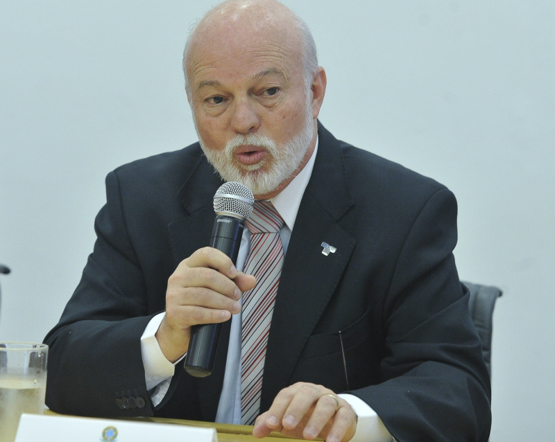  Presidente do Sinditelebrasil levou a demanda das empresas por mais tempo ao ministro Paulo Bernardo (Foto: Elza Fiúza / ABr) 