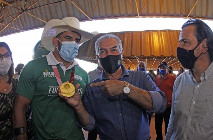 Reinaldo Azambuja e Cowboy do Aço celebram medalha conquistada nas Paralimpíadas de Tóquio 2020 (Foto: Chico Ribeiro)