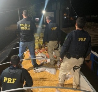 Apreensão de 28 toneladas de maconha em carga de milho, em maio deste ano. (Foto: PRF)