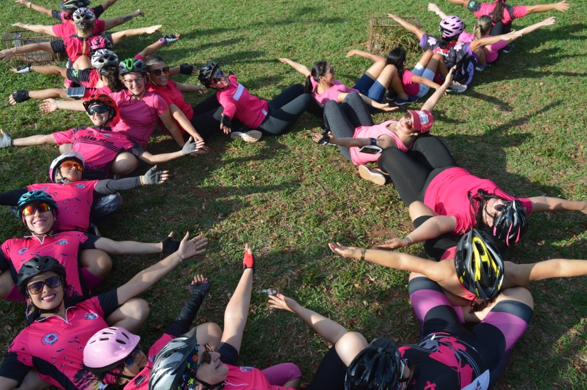 Mulheres que participaram da Pedalada sentaram em forma de laço, simbolo da campanha do Outubro Rosa. /Foto: Moreira Produções