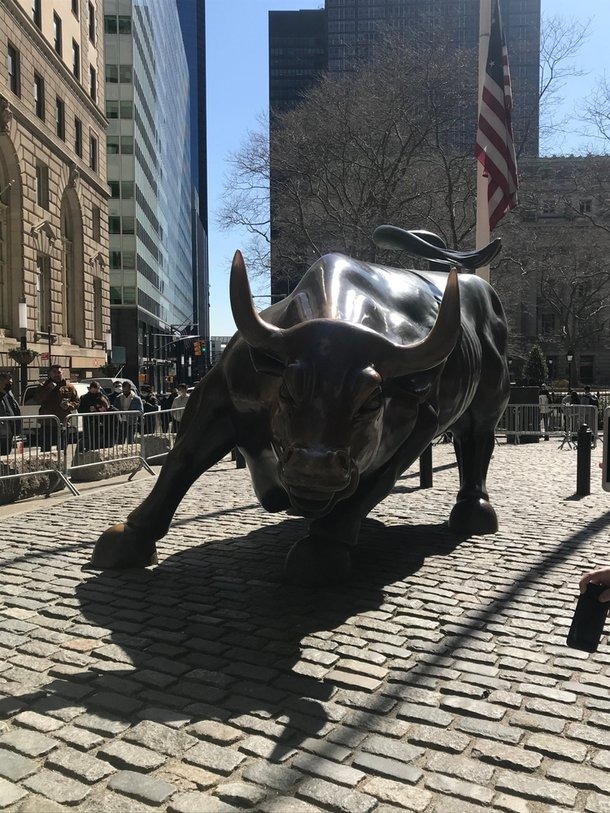 B3 inaugura obra inspirada em “touro de Wall Street“ em frente à sede de SP