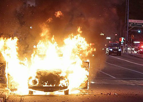 Campanha lançada na internet é uma resposta do movimento #vaitercopa à violência dos baderneiros que incendiaram o carro do serralheiro Itamar Santos, quando ele voltava da igreja no último sábado