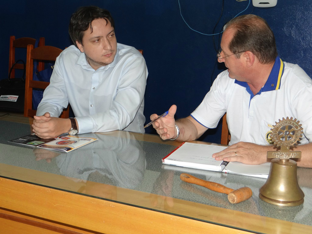 O presidente do Rotary Amambai, Walmir (D), e o promotor de Justiça, Luiz Eduardo.