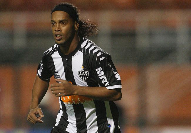 Ronaldinho celebra primeiro título pelo Atlético Mineiro