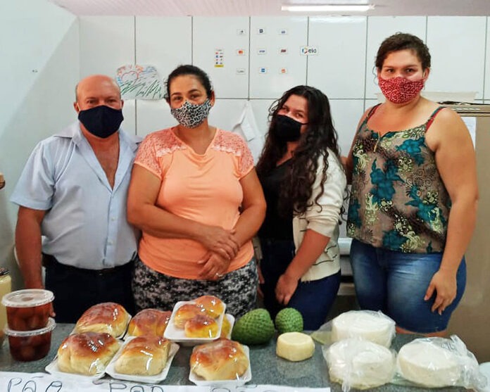 Adivar Albuquerque e sua família, no box onde comercializam seus produtos / Fotos: Divulgação