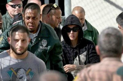 Justin Bieber deixa o centro correcional Turner Guilford Knight, em Miami, na Flórida, na quinta-feira 23