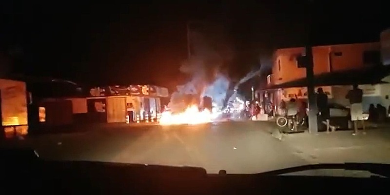 Sofrendo sem energia desde terça-feira (3), moradores de bairros periféricos de Macapá fizeram protestos na noite de ontem (6) - Reprodução/ Youtube