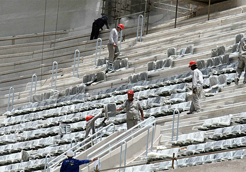 Operários ainda instalavam os assentos na arquibancada da Arena da Baixada, em Curitiba, no dia 21 de janeiro