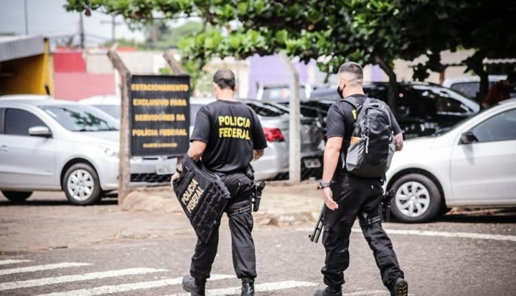 Policiais federais chegam na sede da PF nesta quinta-feira (12). (Foto: Henrique Arakaki/Jornal Midiamax).