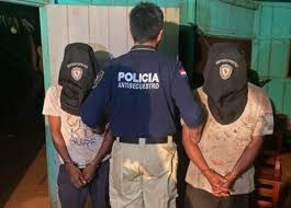 Policial com dois dos três paraguaios presos por sequestrar brasileiro por engano (Foto: Divulgação) - CREDITO: CAMPO GRANDE NEWS