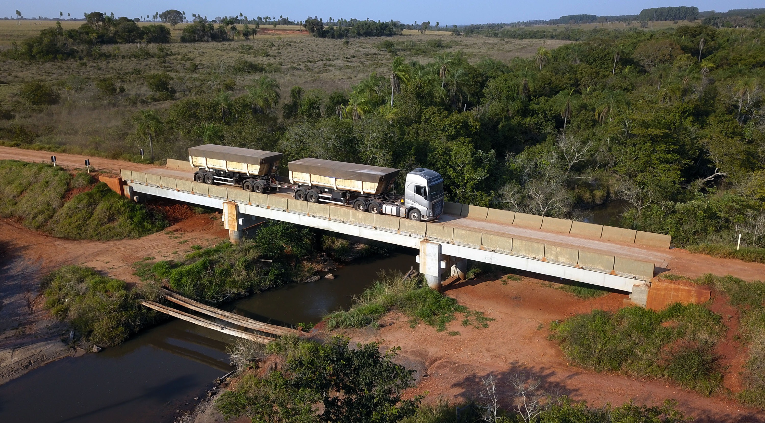 Ponte sobre o Córrego Guardinha, em Jardim, tirou região de produção e assentamentos do isolamento. Foto: Chico Ribeiro