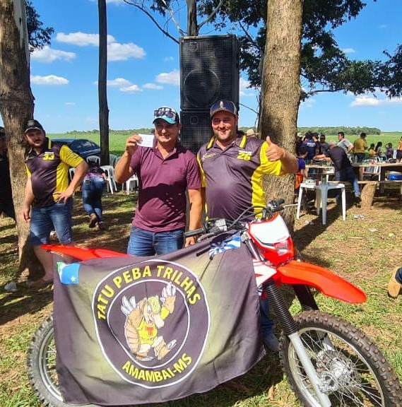 Ganhadores da moto CRF 250 zero Km, Eduardo Mudolon (Amambai) e Cesar (Tacuru) / Foto: Tatu Peba Amambai