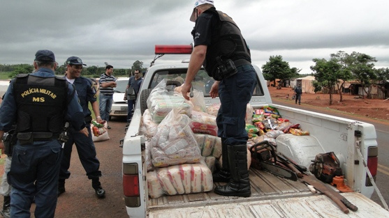 PM apreende armas e seis toneladas de alimentos em assentamento de brasiguaios