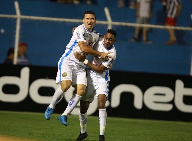 Nonato comemora primeiro gol da Aparecidense (Foto: Globo Esporte)