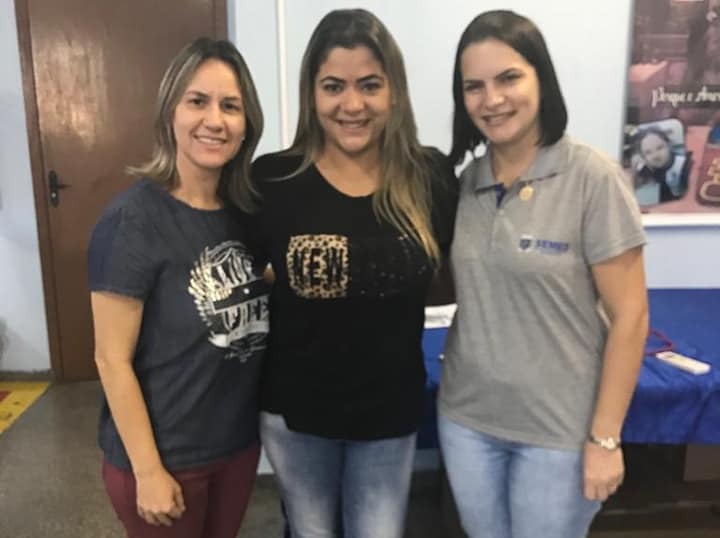 Ao centro, Alessandra Tavares e nas laterais, as coordenadoras da educação Infantil de Amamba,  Rosimeire Tavares e Margarida Wildner Matoso Foto: Arquivo Pessoal de Alessandra 