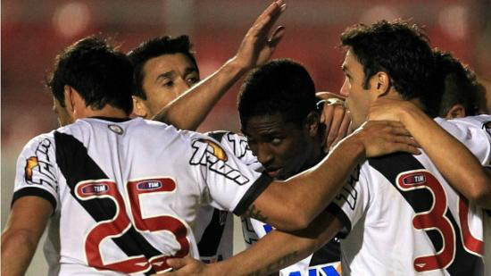 Jogadores do Vasco comemoram vitória sobre a Ponte Preta