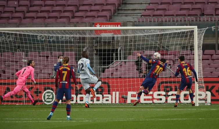 Jogador argentino marca gol de cabeça e iguala recorde de Pelé, de 643 gols vestindo a camisa de um único clube - REUTERS/Albert Gea/Direitos reservados