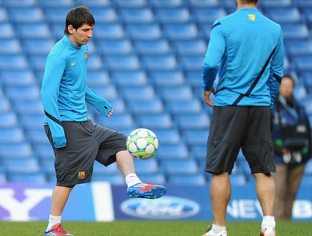 Messi tenta, nesta quarta, fazer seu primeiro gol sobre o Chelsea (Foto: Getty Images)