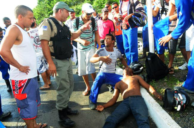 Operários confrontam a polícia na Arena Pernambuco