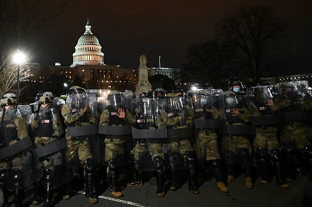 Tropas da Guarda Nacional dos EUA retiram apoiadores de Trump do lado de fora do prédio do Capitólio nesta quarta-feira (6) - ROBERTO SCHMIDT / AFP