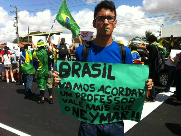 “Vamos acordar! O professor vale mais do que o Neymar!”