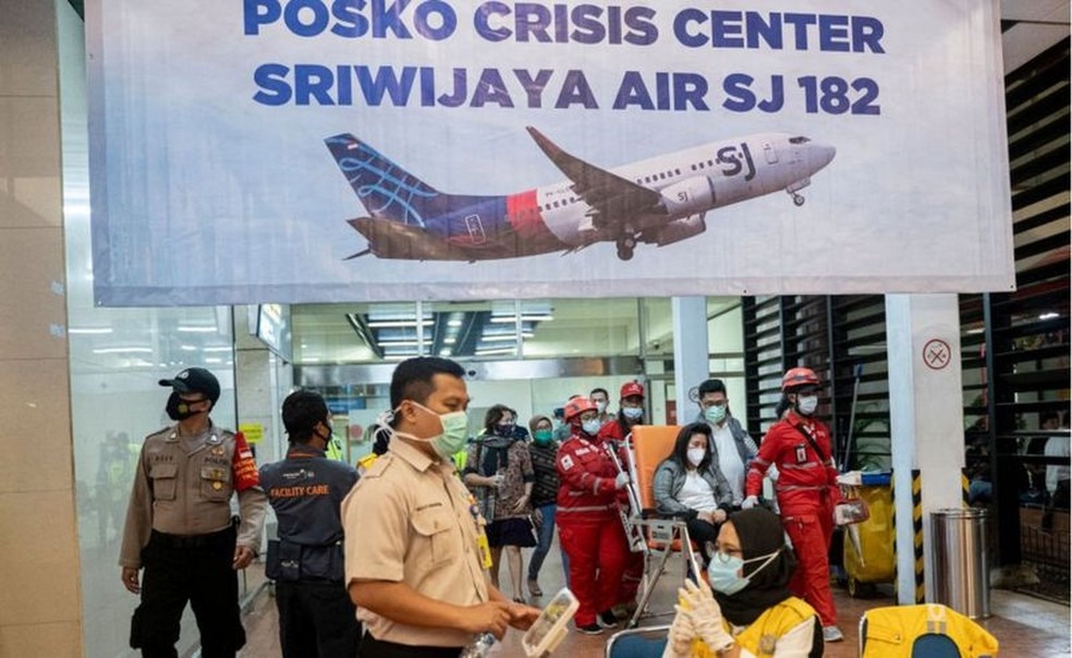 Centro de crise no aeroporto de Jacarta: familiares esperam com apreensão por notícias — Foto: GETTY IMAGES/BBC