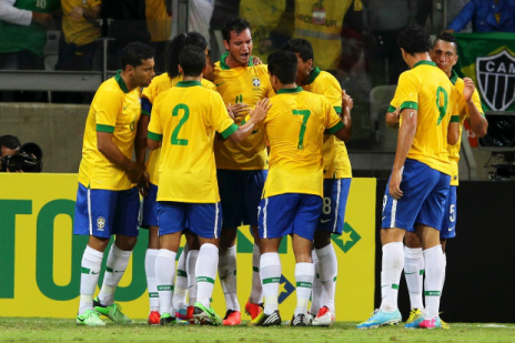  Jogadores vibram com o gol diante da torcida no Mineirão, em Belo Horizonte. Wagner Carmo/Vipcomm 