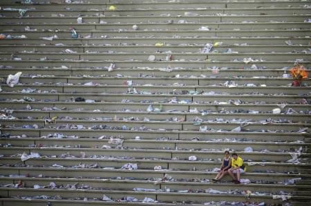 Arquibancadas do sambódromo cobertas de lixo após desfile das escolas de samba do Rio de Janeiro.