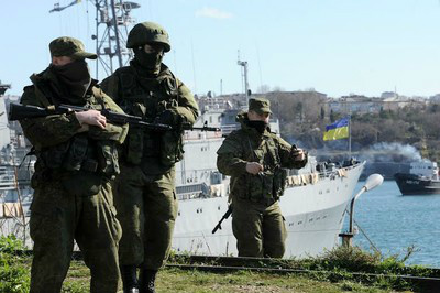 Membros das tropas russas montam guarda perto do navio da marinha ucraniana no porto da cidade ucraniana de Sevastopol