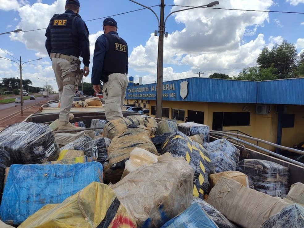 O motorista, a droga e a carreta foram encaminhados para a Polícia Federal em Dourados (MS). / Foto: Divulgação