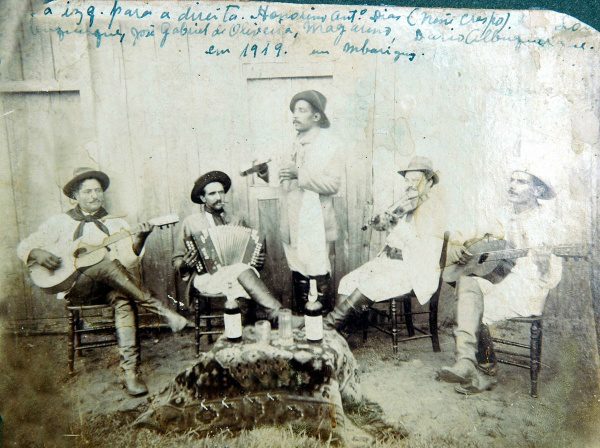 Músicos, foto de 1919, feita pelo fotografo da época, Albertinho Braud, filho de imigrantes franceses. Os nomes dos músicos estão escritos na foto. Lourino com a sanfona, Dario no violao eNene Crespo. (foto cedida por Wilsonir Vasconcelos)