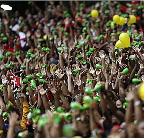 Raul Spinassé/EstadãoTorcedores do Bahia atiraram as caxirolas no gramado