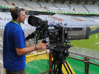 Câmera posicionada sobre assentos do Estádio do Mineirão, em Belo Horizonte, para transmitir a semifinal da Copa das Confederações. Estádios da Copa não foram pensados para o posicionamento de câmeras da Fifa