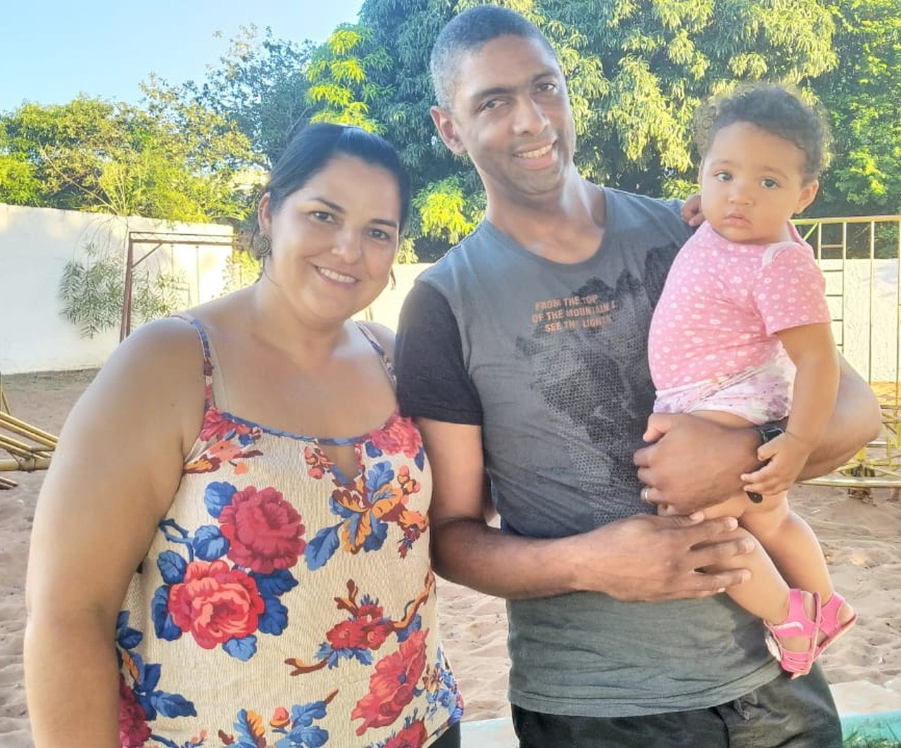 O casal Elis e Adelino junto de uma das filhas, Lívia Flor / Foto: Moreira Produções