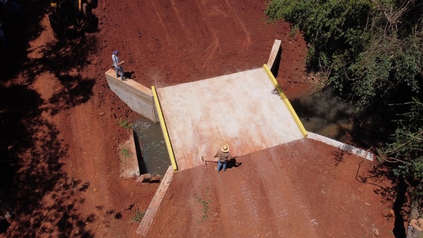 Desta vez, a ponte entregue foi sobre o córrego Guay / Foto: Decom