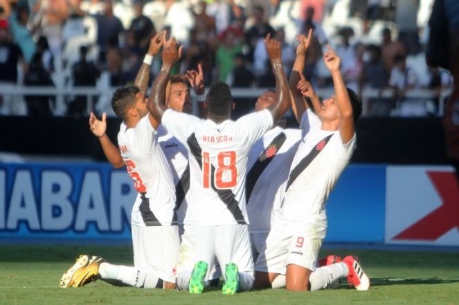 Jogadores comemoram gol marcado por Riascos (Foto: Gazetapress)