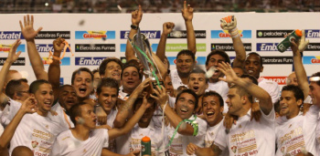 Elenco e comissão técnica do Fluminense comemoram a conquista do Campeonato Carioca 